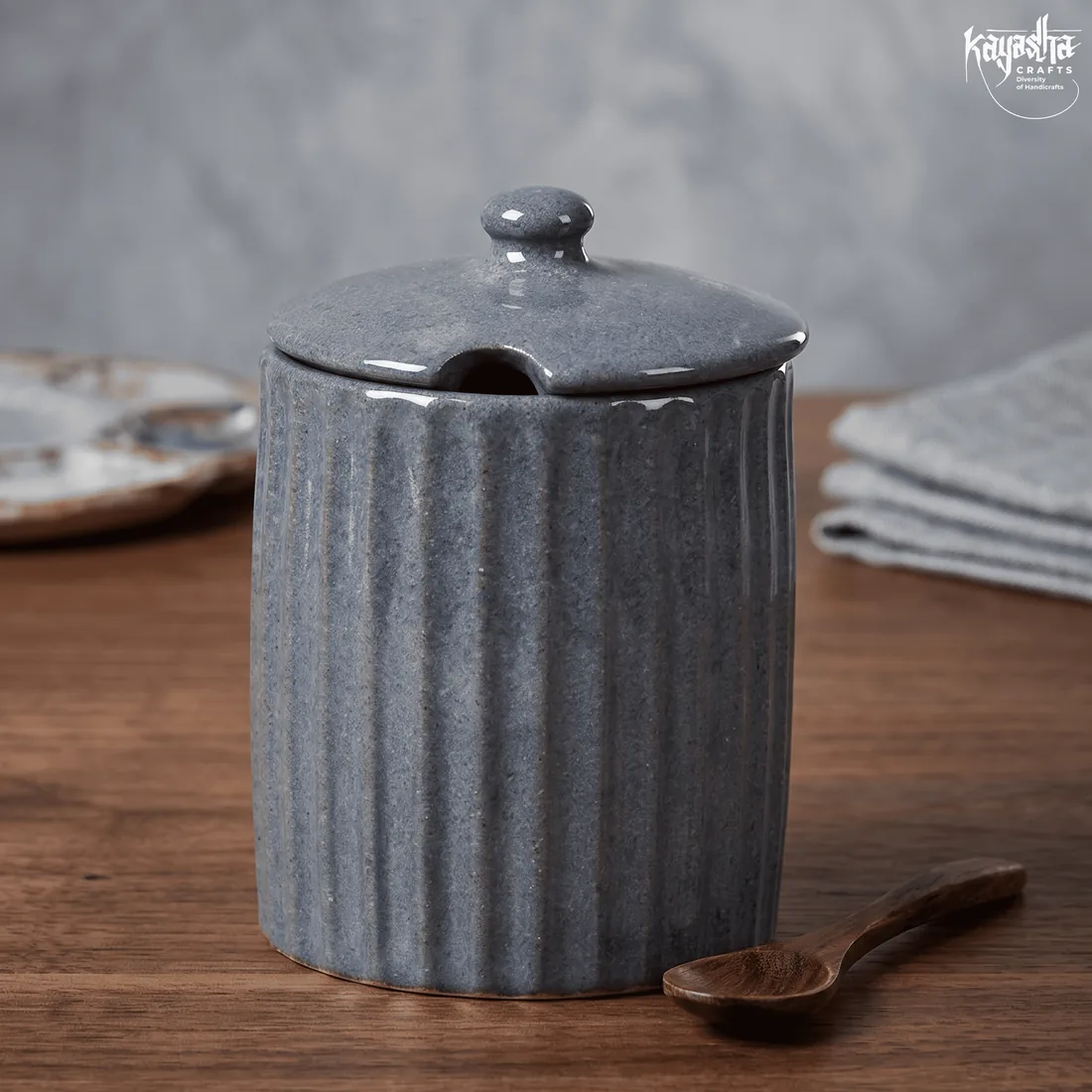 Stoneware sugar pot with lid